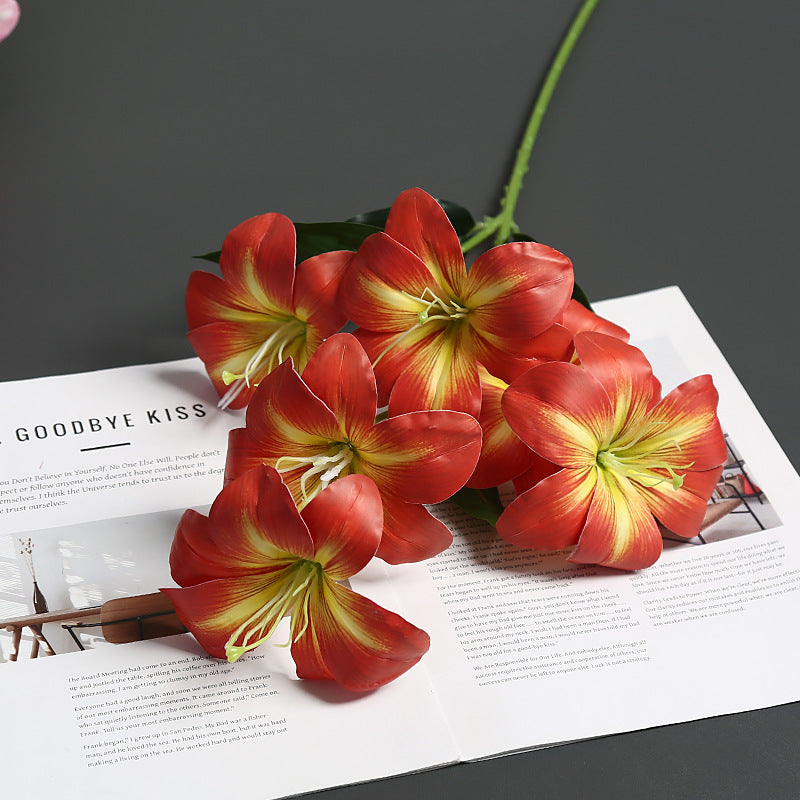 Realistische Seidenblumenstängelanordnung