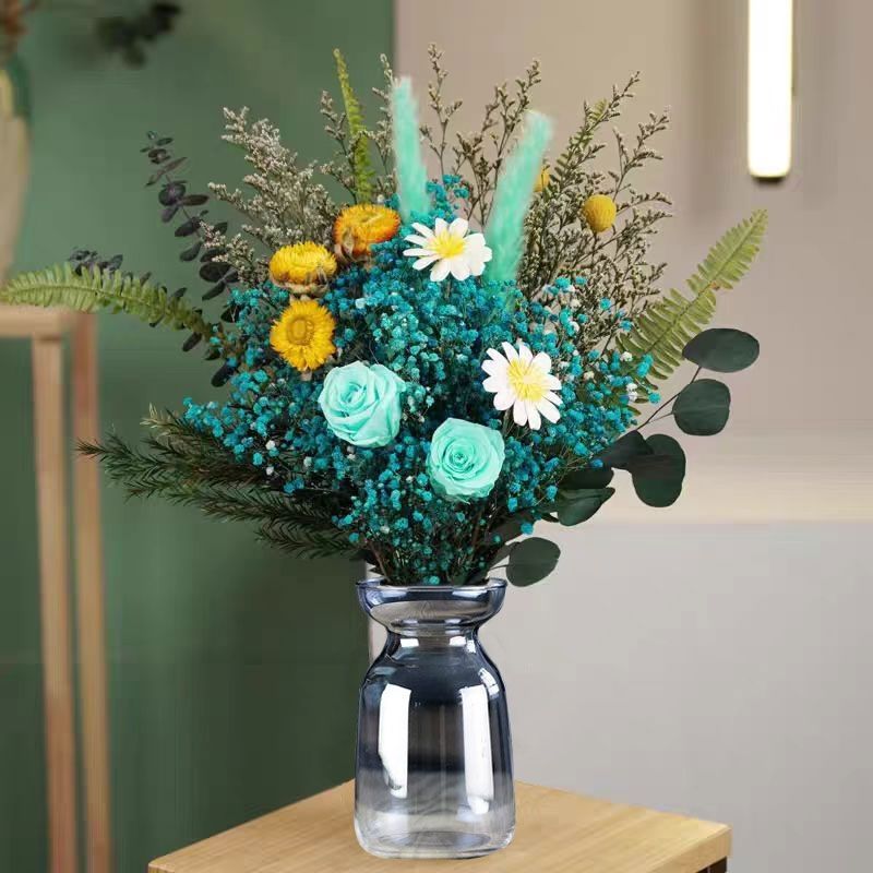 Dekorativer Trockenblumenstrauß Arrangement