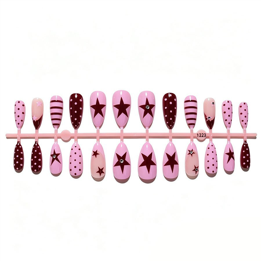 Kunstnagelset mit asymmetrischen Designs und Glitzerakzenten Karnz