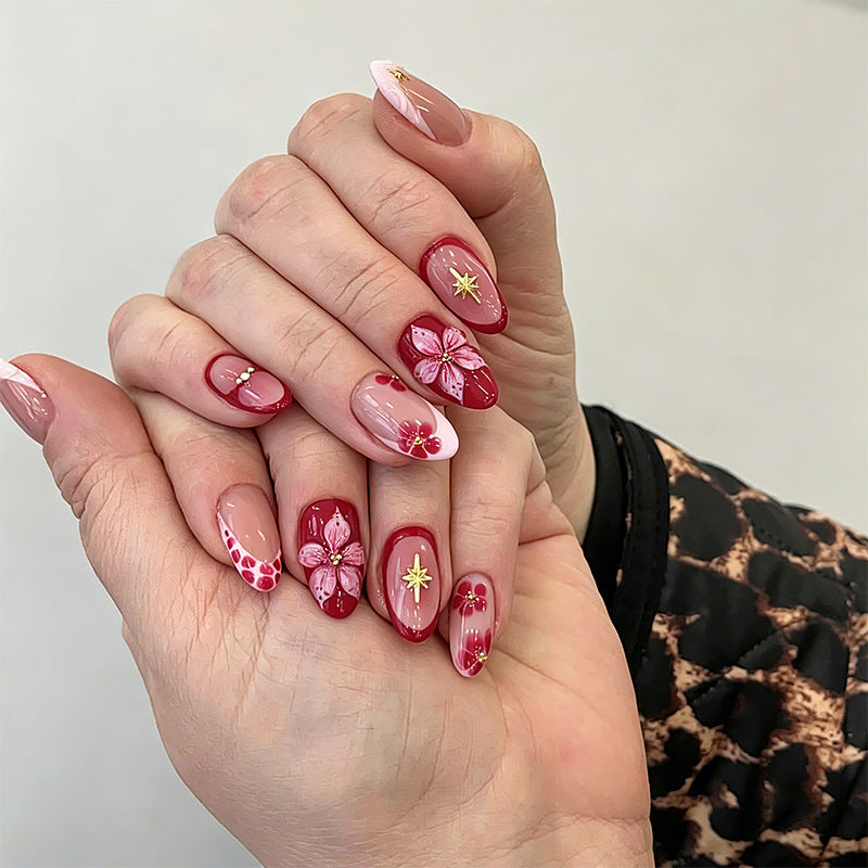 Kunstvolles Nagelset mit floralen Akzenten Karnz