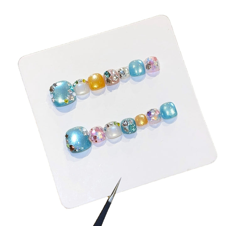 Kunstnägel mit Funkelnden Akzenten und Glitzerndem Design Karnz