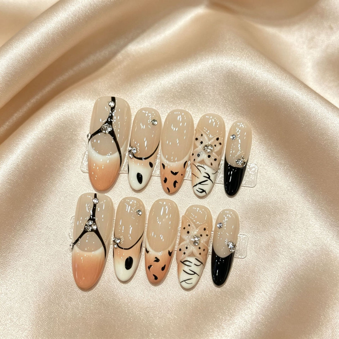 Künstlerisches Press-On-Nagelkunst-Set mit eleganten Designs