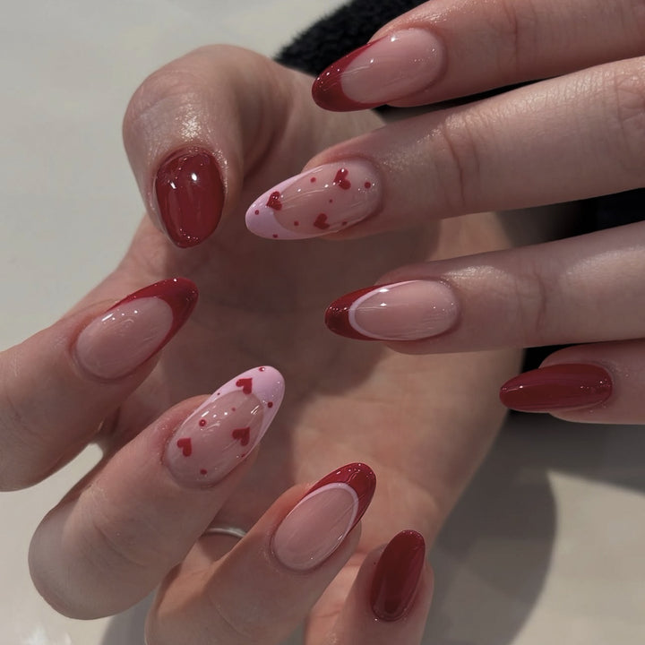 Kunstnagelset mit eleganten Herz-Akzenten und Glanz Karnz