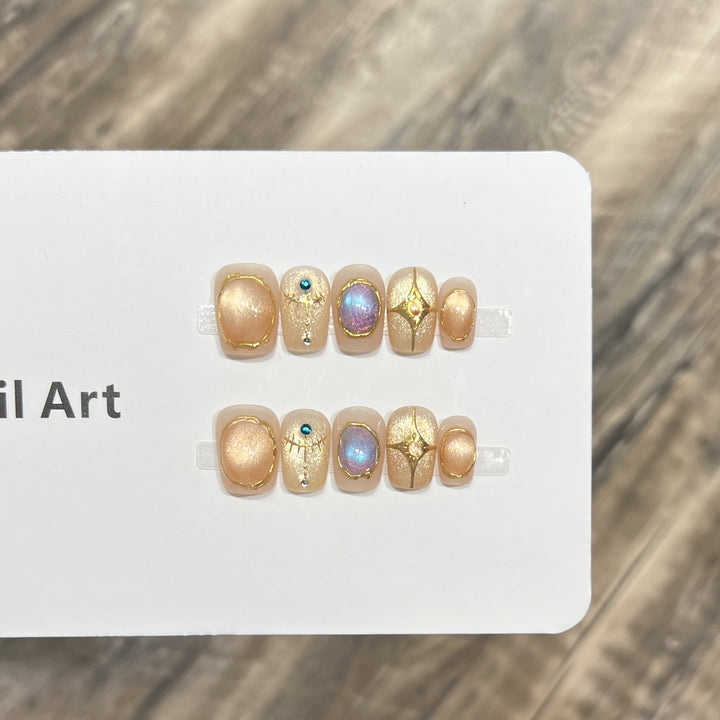 Dekoratives Press-On Nagelkunst-Set mit schimmernden Edelsteinakzenten Karnz