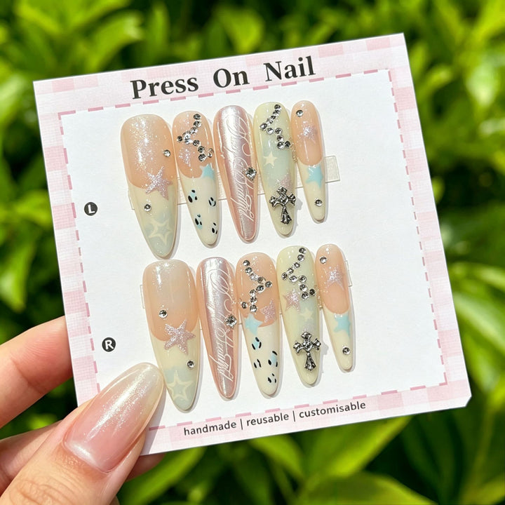 Dekoratives Press-On Nagelkunst-Set mit Kreuz- und Edelsteinakzenten