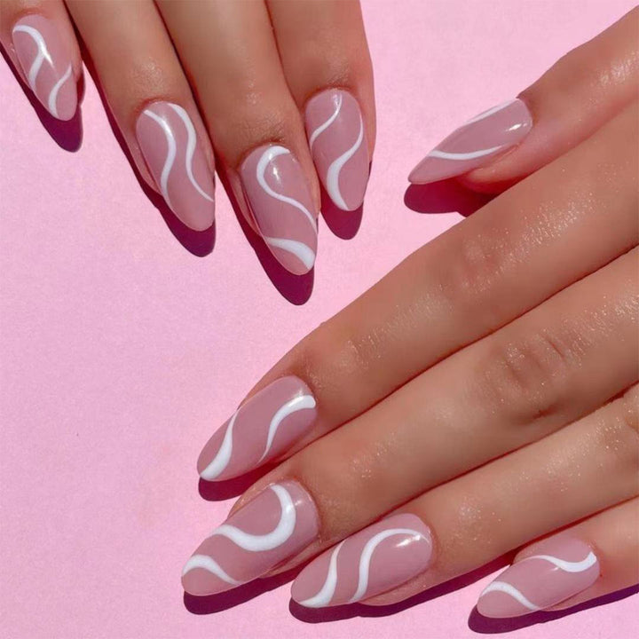 Kunstvolle Nagelverlängerungen mit geschwungenem Design Karnz