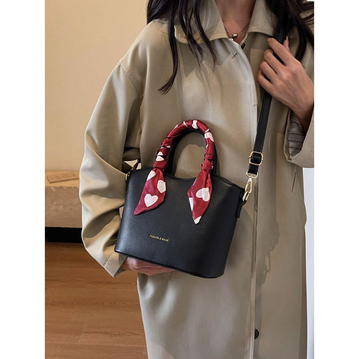 Stylische mit Schal verzierte Handtasche Karnz