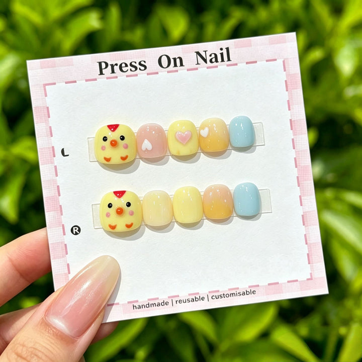 Künstlerisches Press-On-Nagel-Set mit floralen und grafischen Designs