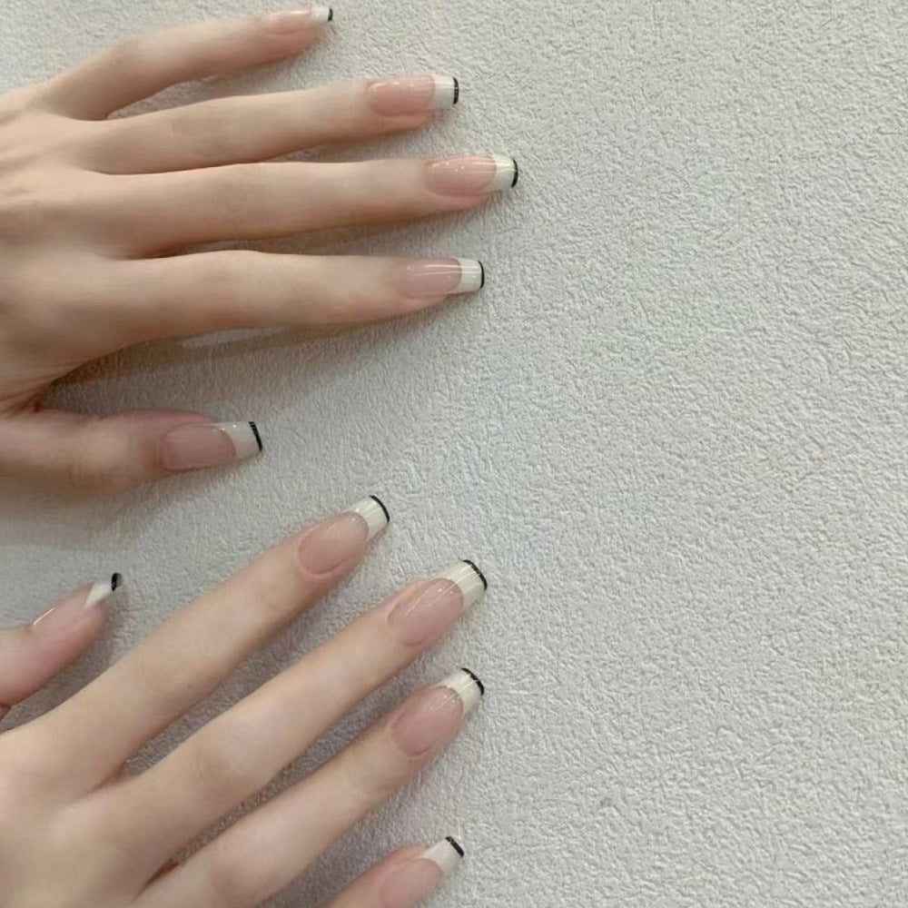 Französische Tipp Press-On Nägel mit eleganten schwarzen Details Karnz
