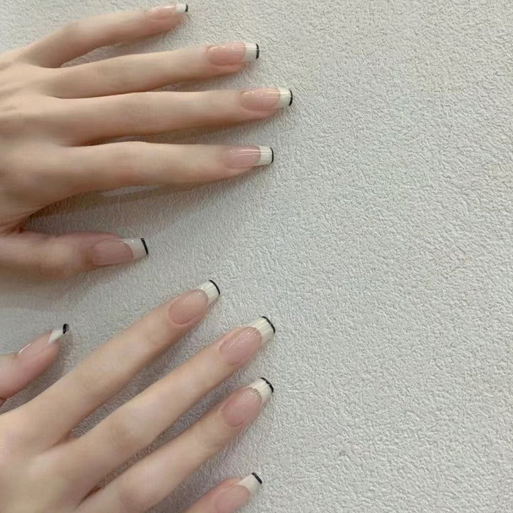 Französische Tipp Press-On Nägel mit eleganten schwarzen Details Karnz
