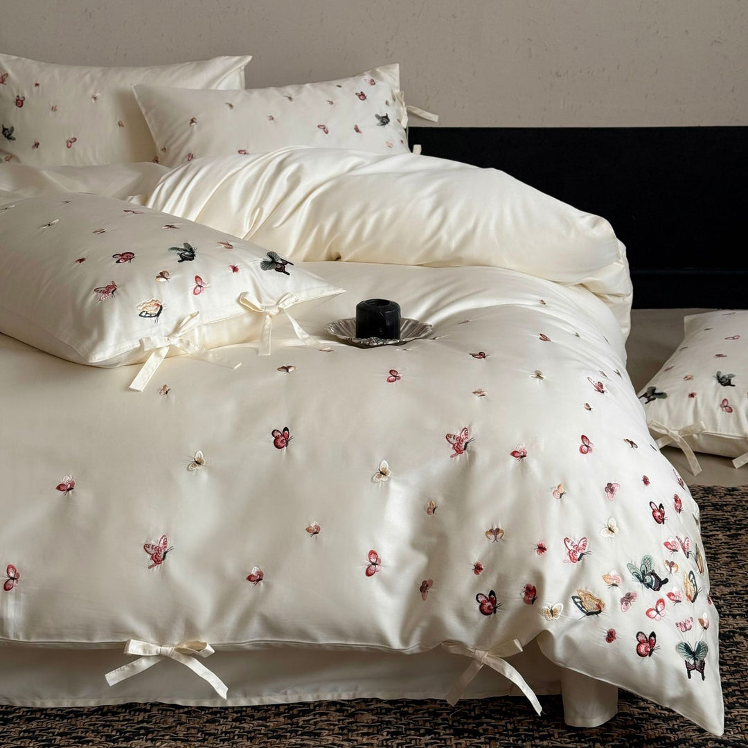 Luxuriöses Satin-Bettwäsche-Set mit bestickten Schmetterlingsmotiven und dekorativen Schleifenverschlüssen
