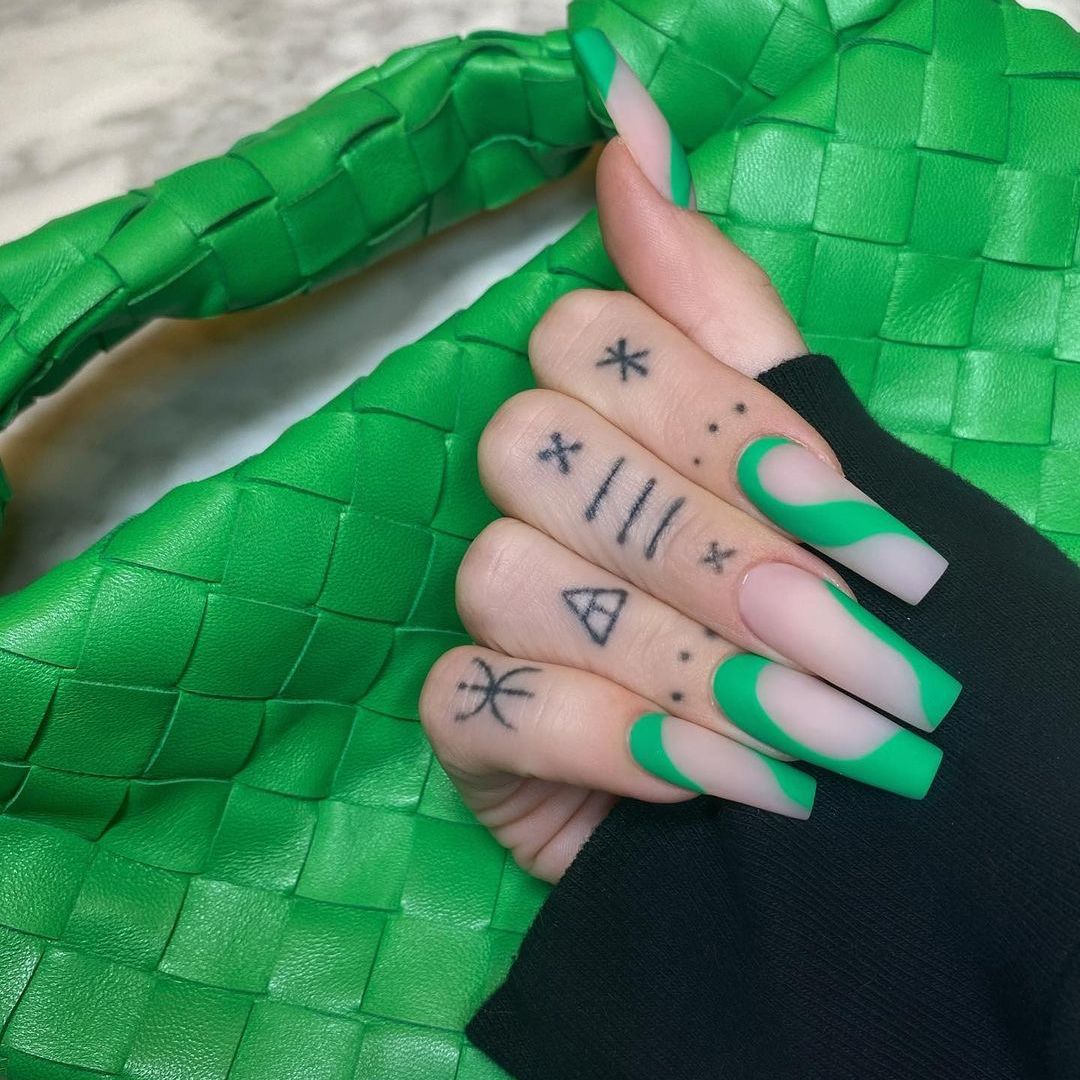 Kunstvolle Nailart mit modernem French-Tip und bunten Akzenten Karnz