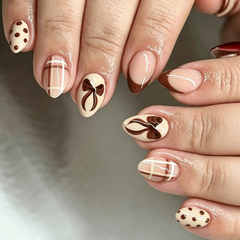 Kunstvolle Nagelspitzen mit Schleifen-Design Karnz