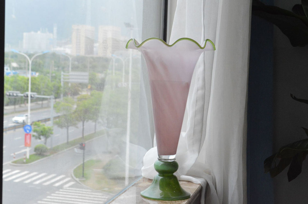Mouthblown gerippte Podest Kunstglas Trompetenvase Karnz