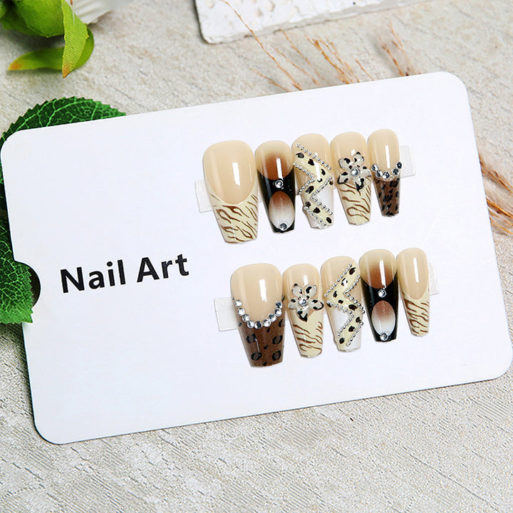 Glamouröses Nagelset Karnz