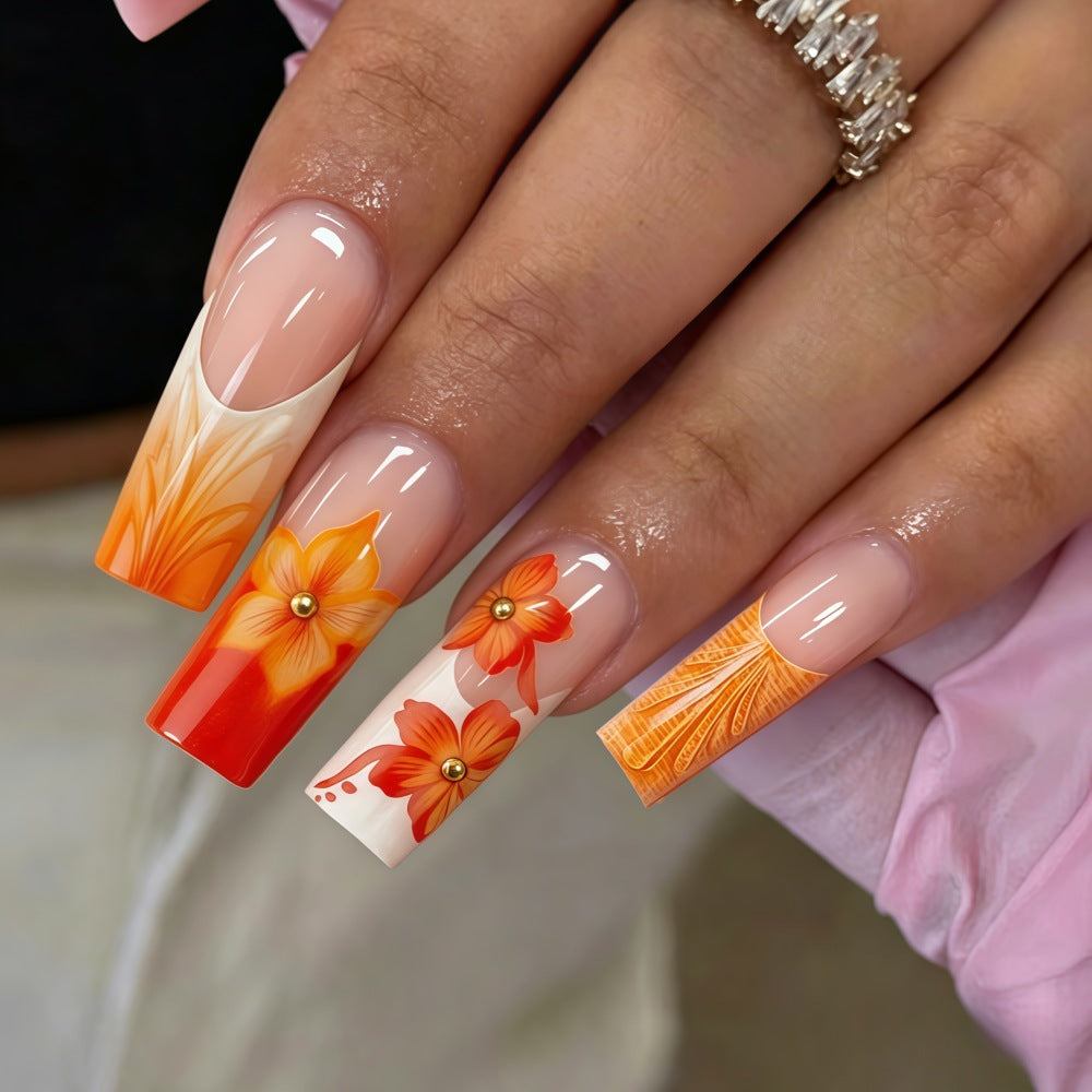 Kunstnägel mit floralen Akzenten und Glitzer Karnz