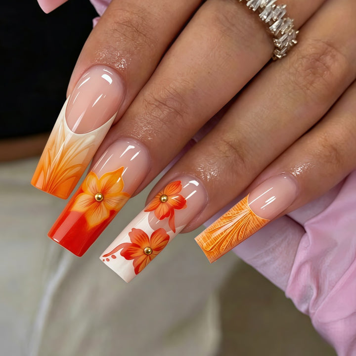 Kunstnägel mit floralen Akzenten und Glitzer Karnz