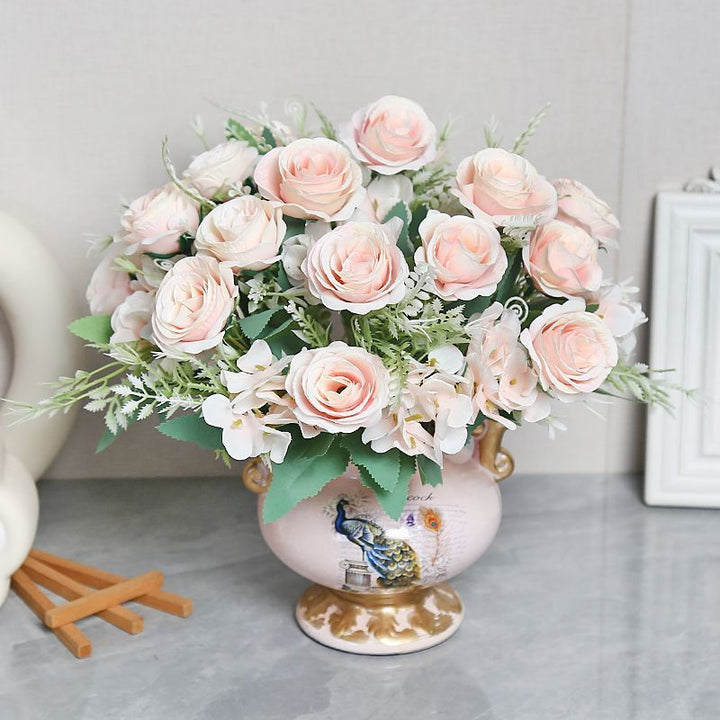 Lebensechte Blumenarrangement in modernem Vase