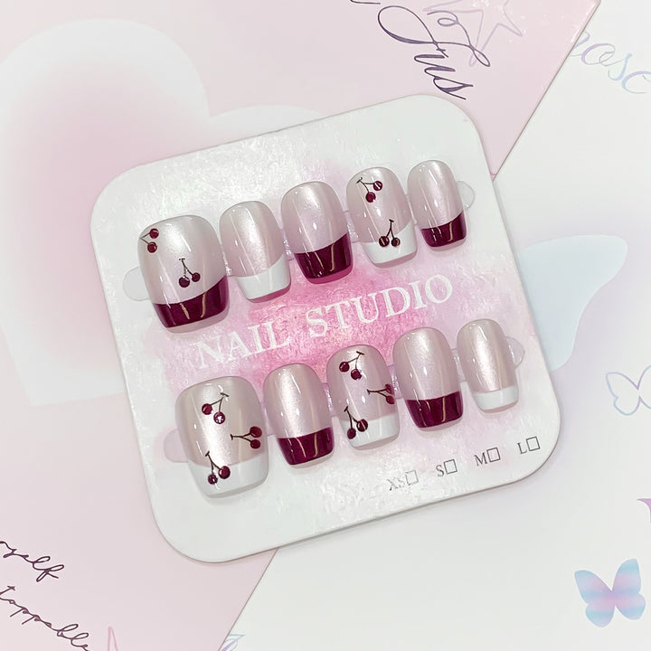 Kunstvolle Nagelspitzen mit Kirsch-Design Karnz