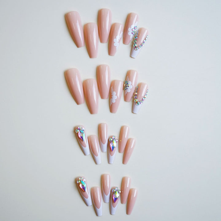 Dekoratives Press-On Nagelkunstset mit floralen und Strassakzenten