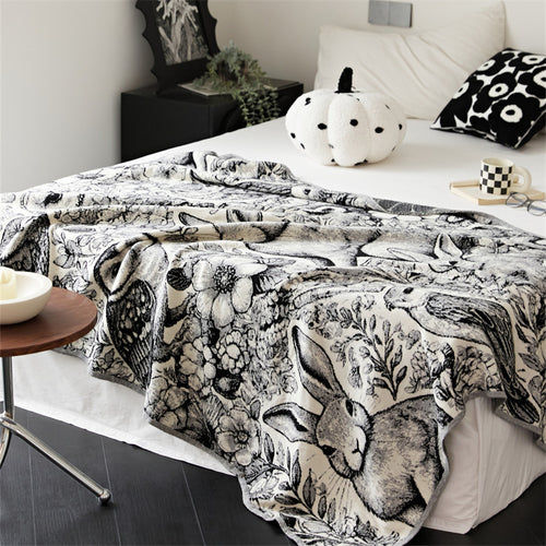 Kuschelige Wohndecke mit detailliertem Jacquard-Tiermotiv