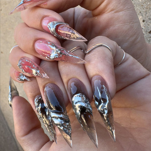 Kreative Stiletto-Nägel mit einzigartigen Metallic-Details Karnz