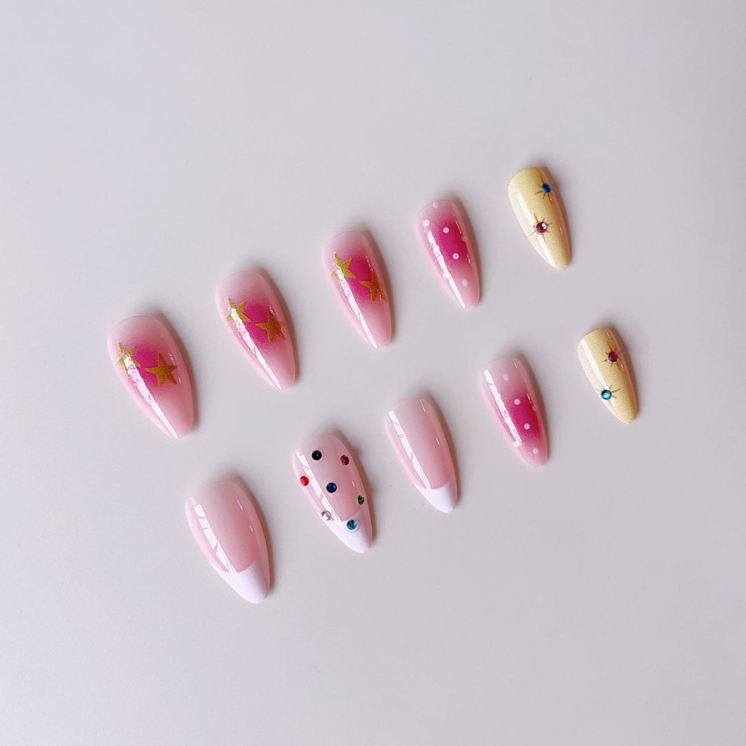 Kunstnagelset mit kreativen 3D-Motiven und Glitzerakzenten Karnz