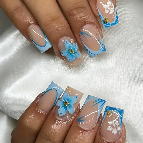 Kunstnagelset mit exquisiten Blüten- und Glitzerakzenten Karnz