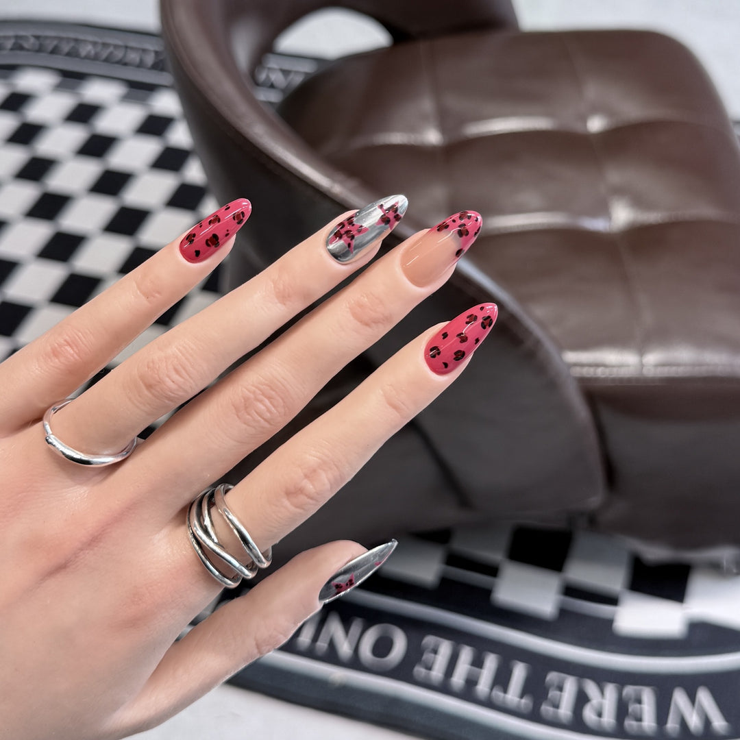 Stylisches Stiletto Press-On Nagelset mit künstlerischen Druckdesigns Karnz