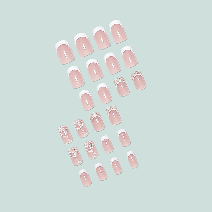 Elegante und kunstvolle French Nails Karnz