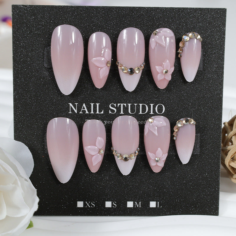 Kunstnagelset mit romantischen Blüten- und Glitzerakzenten Karnz