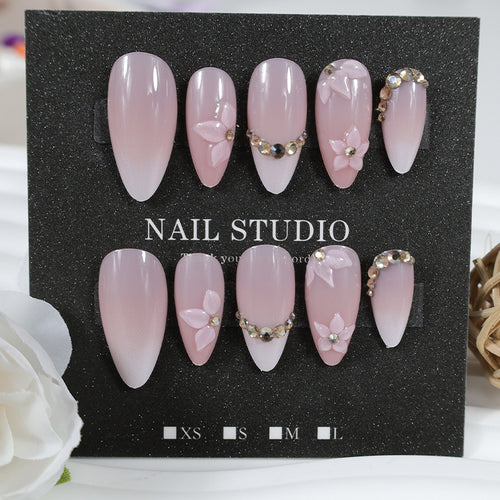 Kunstnagelset mit romantischen Blüten- und Glitzerakzenten Karnz