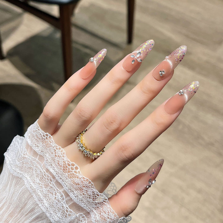 Elegantes, mit Glitzer versehenes Press-On-Nail-Design Karnz