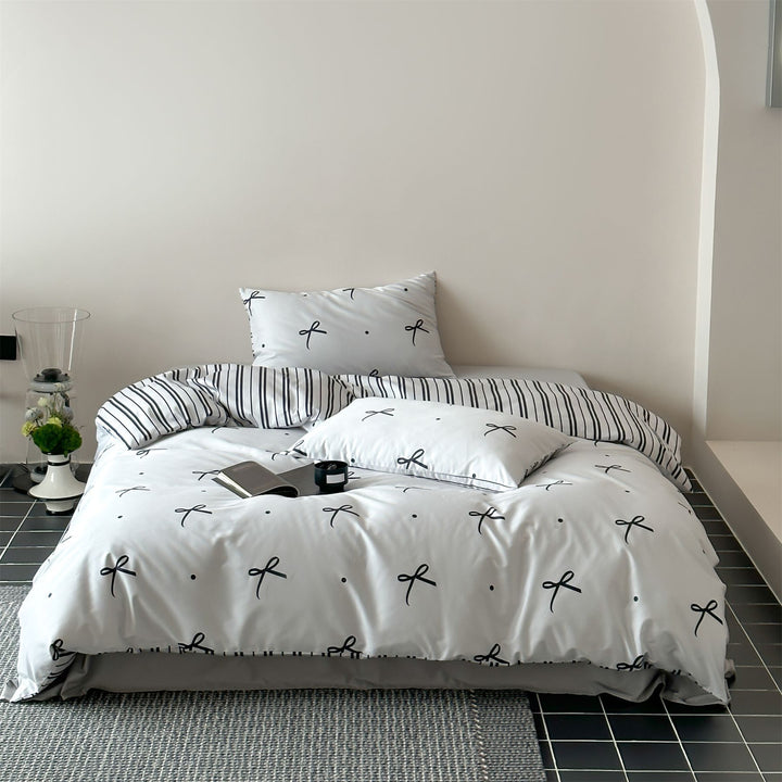 Modernes Baumwoll-Bettwäscheset mit minimalem Schleifen-Print und gestreifter Wendeseite