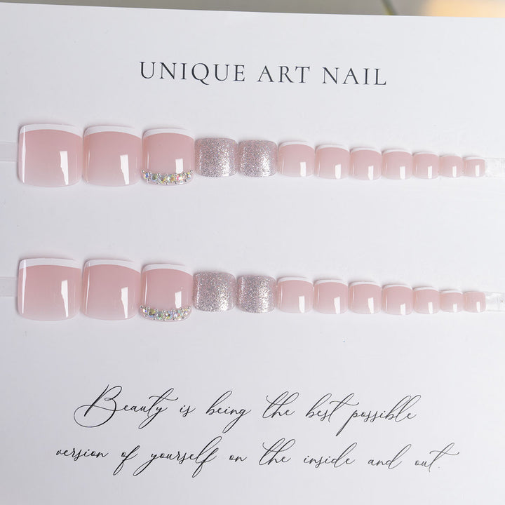 Elegante, mit Strass verzierte Fußnagelkunst
