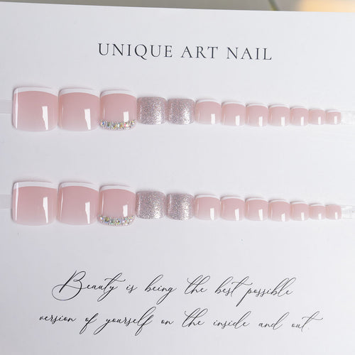 Elegante, mit Strass verzierte Fußnagelkunst
