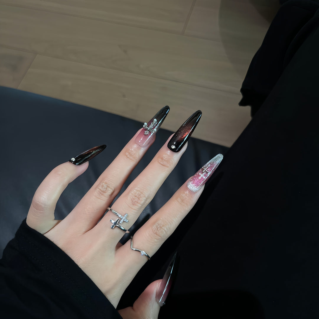 Glamouröse Kunstnägel mit Schimmerndem Farbverlauf und Kreuzdesign Karnz