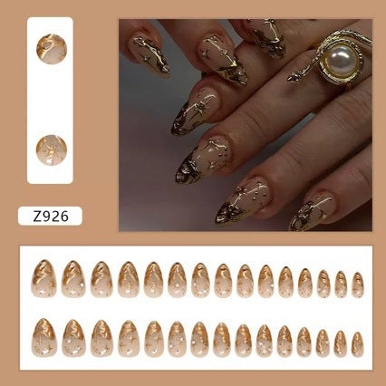 Kunstnagel Set mit eleganten Goldakzenten Karnz