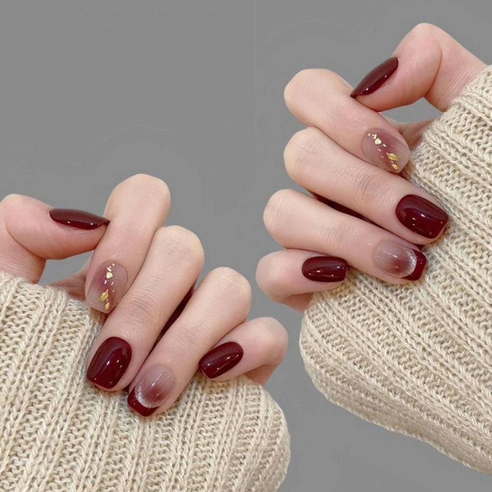 Elegante Nagelkunst mit Glitzerkante Karnz