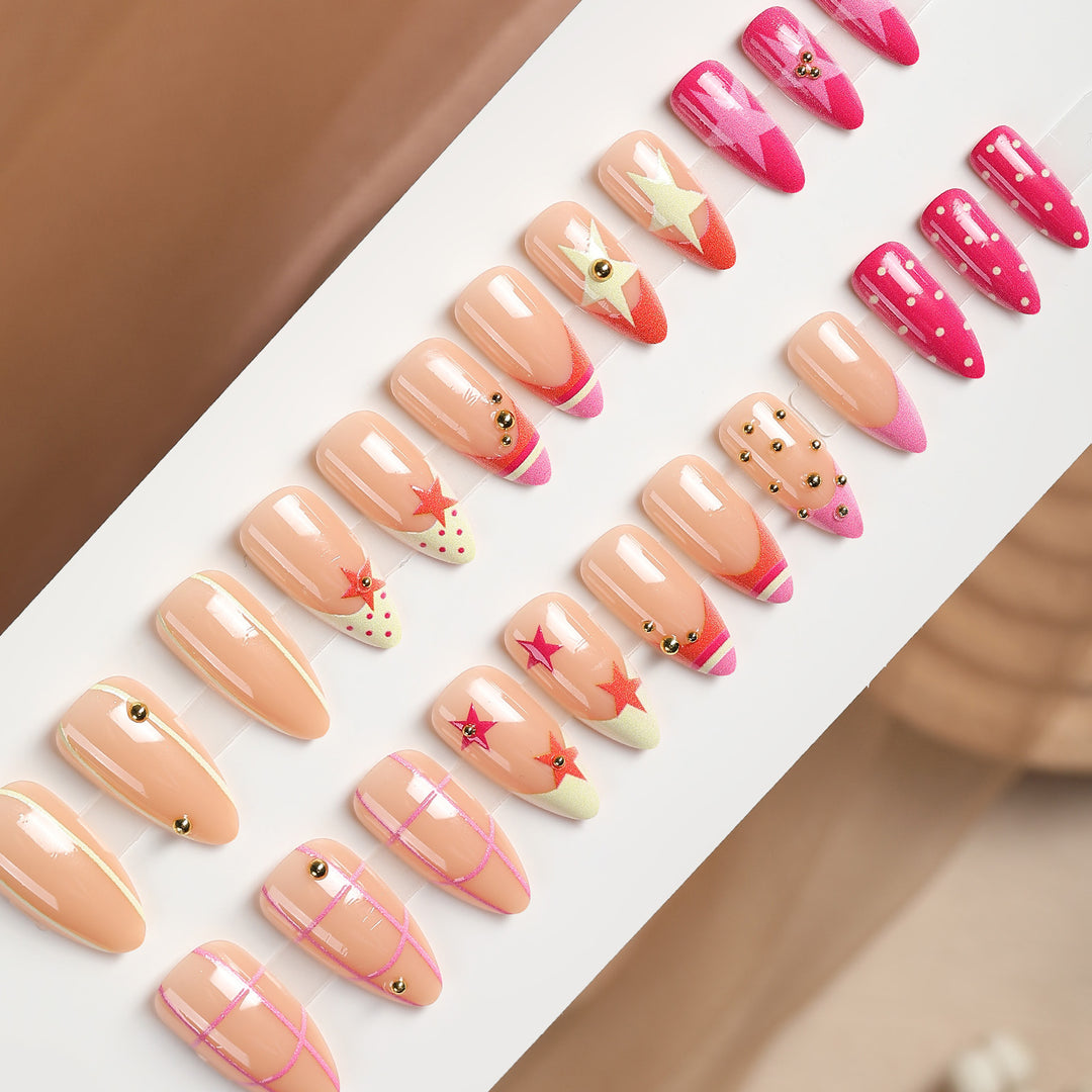 Kunstnagelset mit kreativen geometrischen Mustern und glitzernden Akzenten Karnz