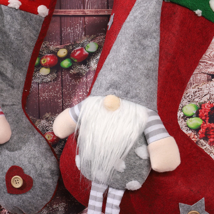 Verspielter Weihnachtsstrumpf mit Gnom-Motiv Karnz