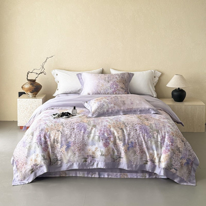 Luxuriöse Satin-Bettwäschegarnitur mit fliederfarbenem Blumen-Print und seidiger Paspel