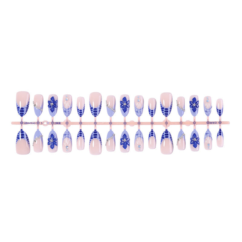 Kreatives Kunstnagelset mit floralen und geometrischen Akzenten Karnz