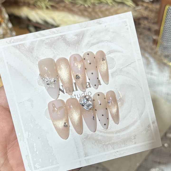 Elegantes Press-On-Nail-Art-Set mit dekorativen floralen Akzenten Karnz