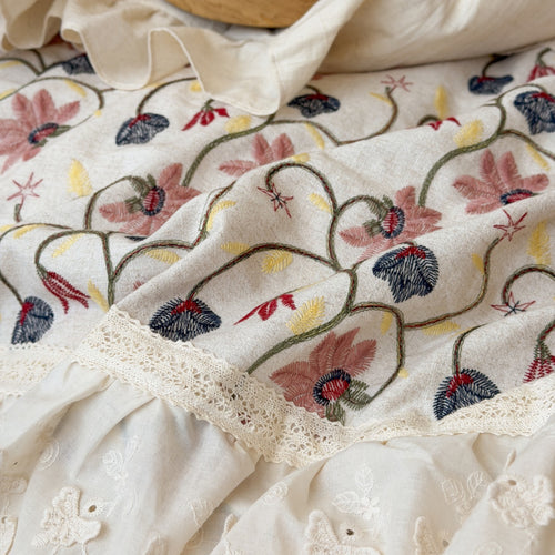 Vintage-inspiriertes gesticktes Baumwollbettbezug mit Ösen-Spitzenrüsche und passenden Kissenbezügen