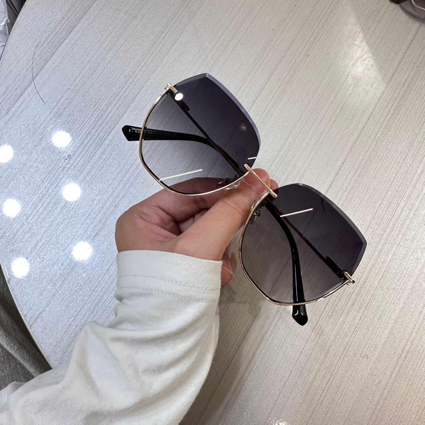 Damen Sonnenbrille mit elegantem, breitem Rahmen und luxuriösen Akzenten Karnz