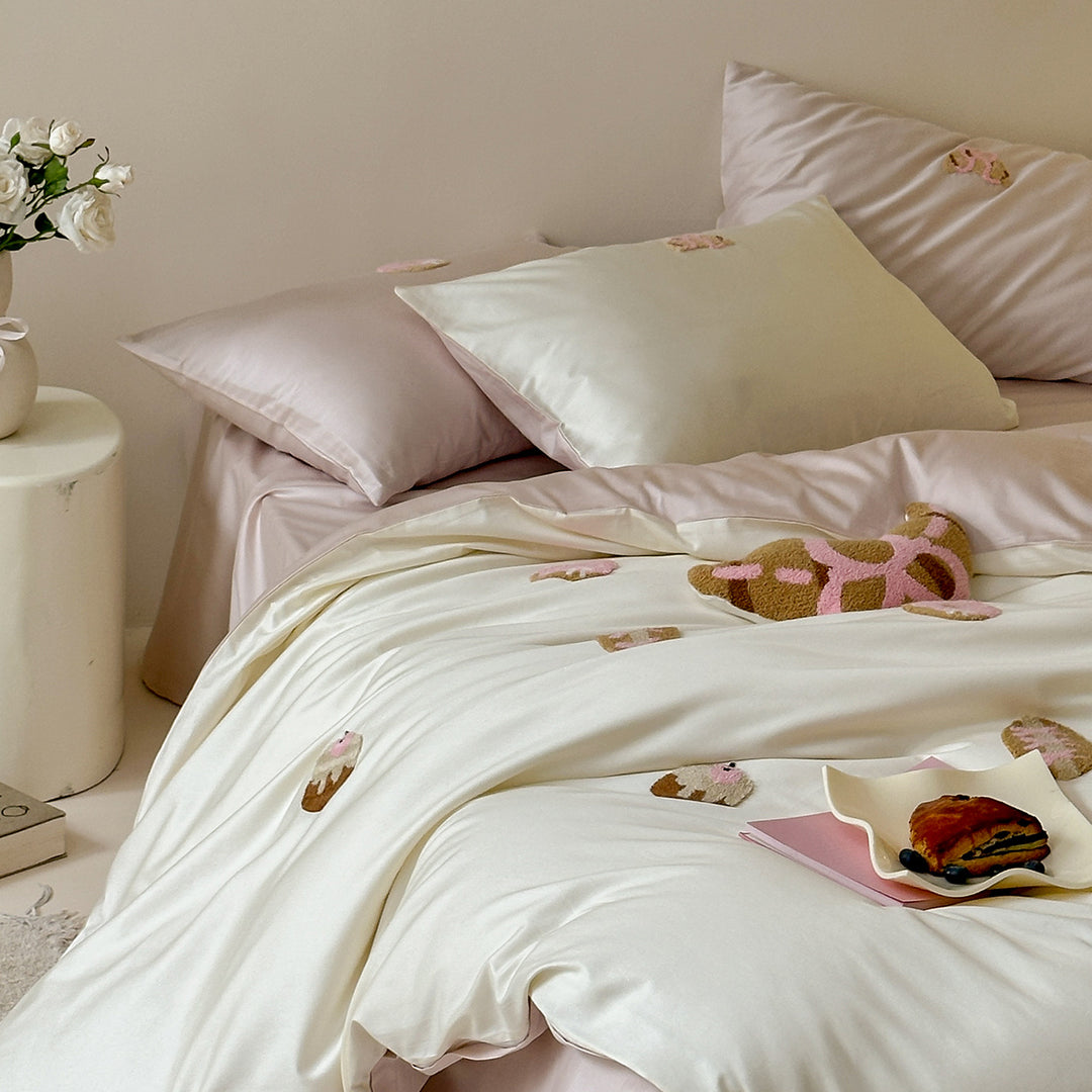 Bestickte Satin-Feeling Bettbezugset mit Plüsch-Applikationen und Kissenbezügen