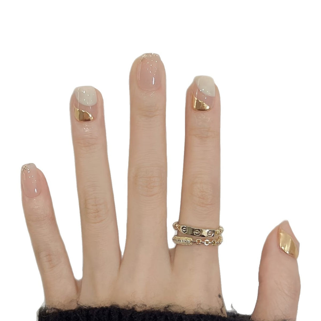 Elegantes dekoratives Press-On-Nagelset mit goldenen Akzenten