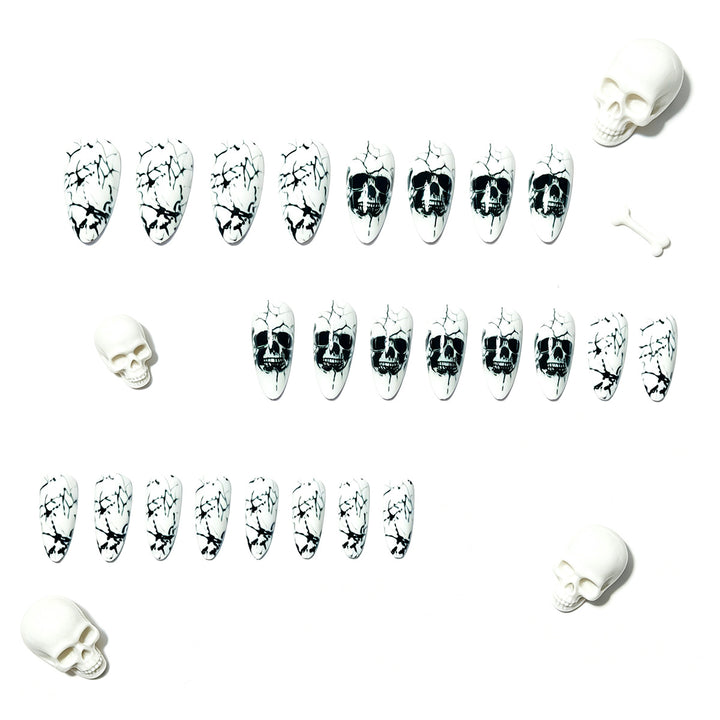 Kunstnägel mit Verspieltem Totenkopf-Design und Riss-Effekten Karnz