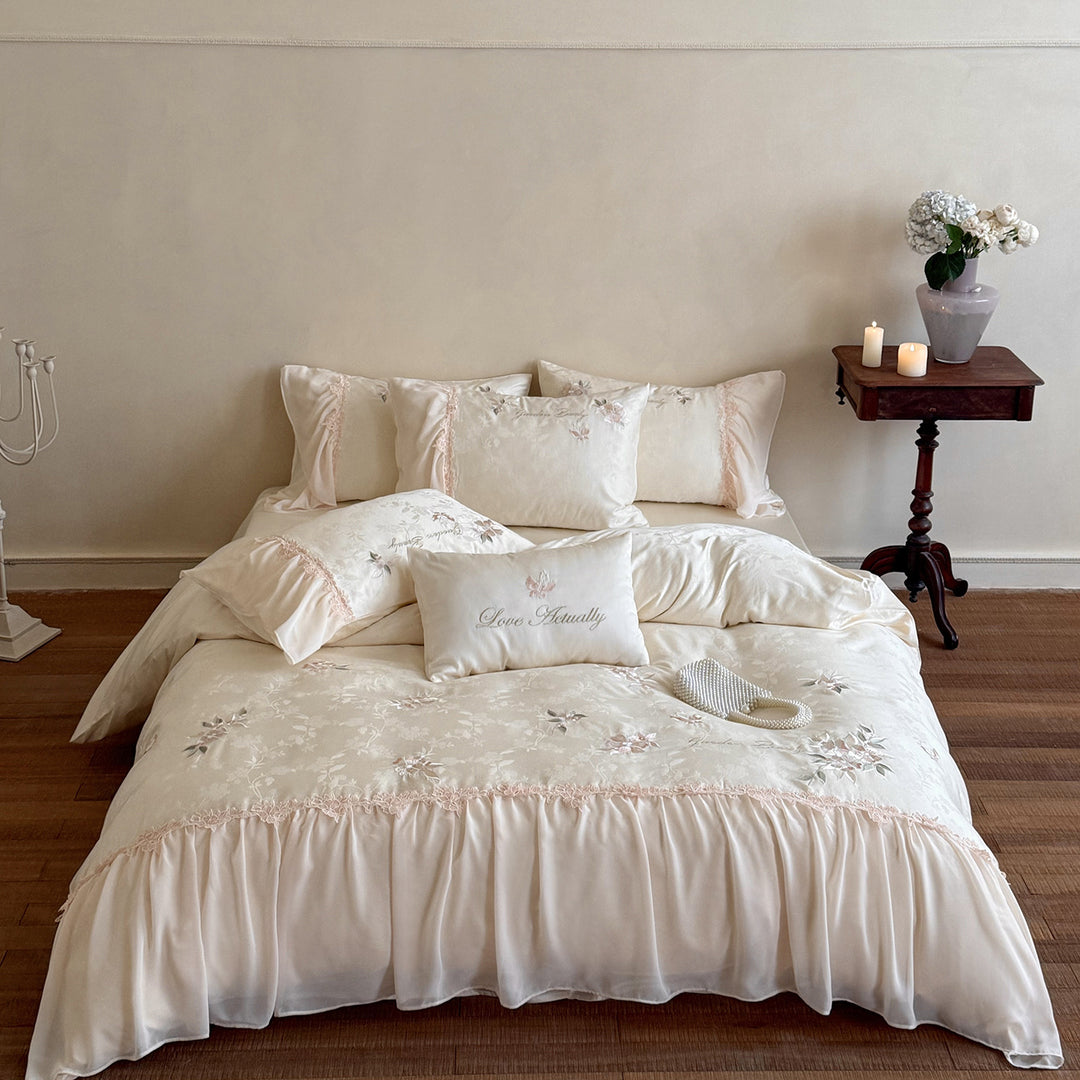 Romantisches Satin-Bettwäscheset mit besticktem Blumenmotiv, Volant und Kissenbezügen